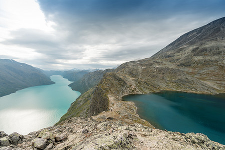 jotunheimen摄影照片_在 Jotunheimen 国家公园两个湖的 Besseggen 岭