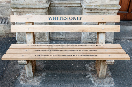 西开普省摄影照片_只有白人——重建的开普敦种族隔离长椅
