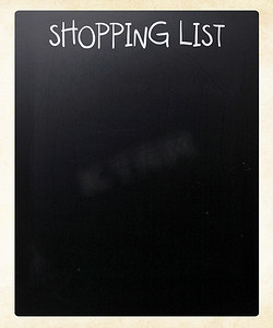 “”“购物清单”“用白色粉笔在黑板上手写”