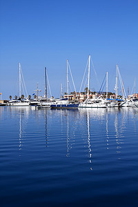 在蓝色小游艇船坞地中海德尼亚的小船