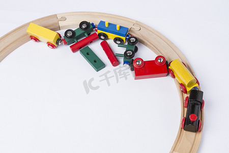 玩具火车轨道摄影照片_坠毁的木制玩具火车