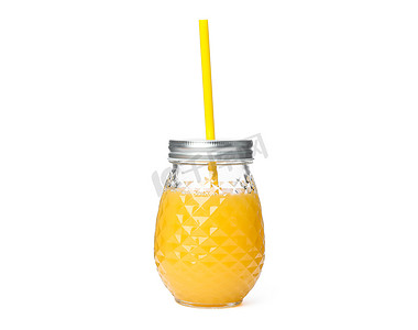 小管摄影照片_装有新鲜橙汁和白色背景的小管的玻璃罐。