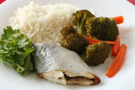 炒旗鱼饭和蔬菜