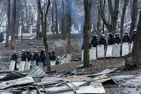 Maidan - 在 Maidan barr 旁边的 Hruschevkoho 街上的警察部队