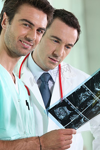 检查 X 光片的男性医疗二重奏