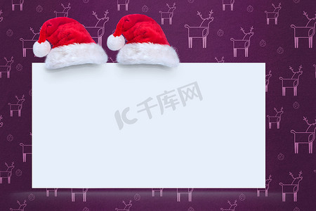 紫色海报摄影照片_海报上圣诞老人帽子的合成图像