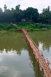 南康河上的竹桥，在老挝琅勃拉邦与湄公河交汇处。