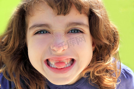 锯齿状的女孩把舌头粘在牙齿之间