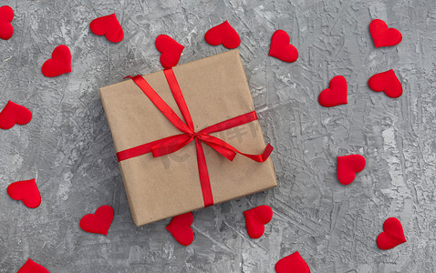 浪漫背景，礼物系着红丝带和红心