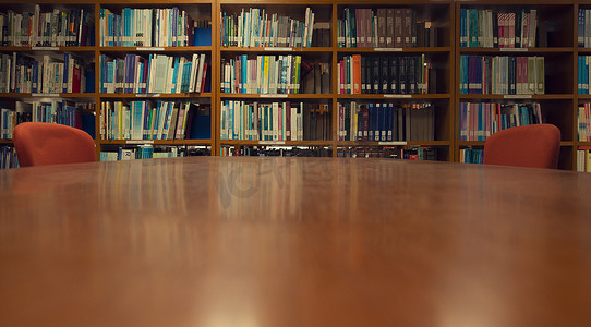 618促销页面摄影照片_图书室的木桌和书架，教育理念。