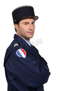 军事伪装摄影照片_作为法国警察打扮的人