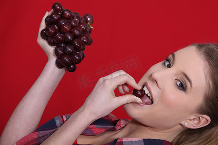 一串红摄影照片_女人吃一串红葡萄