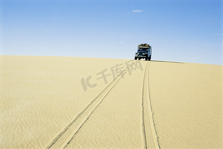 吉普车在沙漠中跟随轮胎痕迹