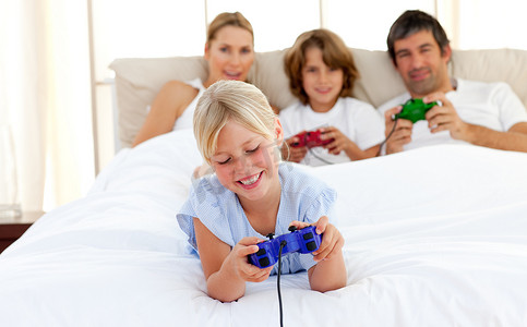 可爱的金发孩子和家人一起玩电子游戏