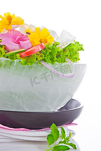 蔬菜沙拉配西红柿和各种可食用的花在一碗 o