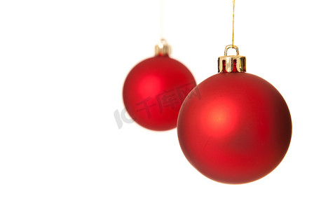 两个红色圣诞树球装饰品