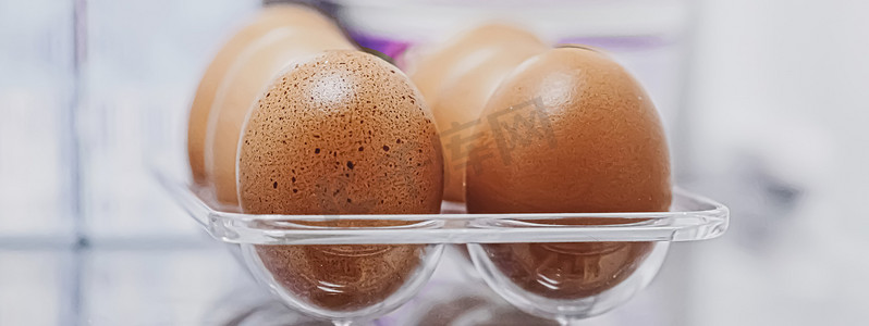 冰箱里摄影照片_冰箱里的新鲜鸡蛋，乳制品