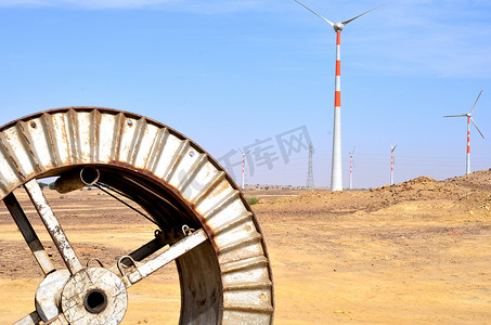从印度拉贾斯坦邦斋沙默尔前往萨姆沙丘（塔尔沙漠）的路上，风车背景下的风车。 