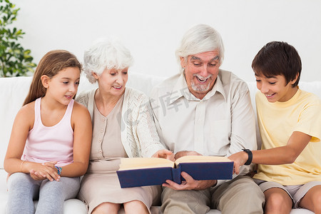 祖父母与孙子女一起看书