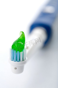 牙刷牙刷摄影照片_带牙膏的电动牙刷