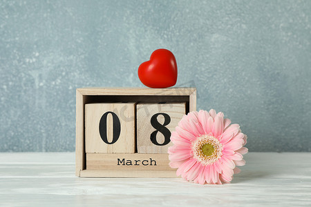 日心观摄影照片_妇女节 3 月 8 日与木块日历和心。