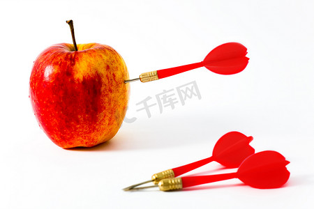 苹果游戏摄影照片_带红色飞镖的苹果