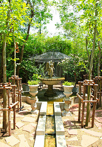 花园中的天使雕塑喷泉