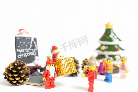 乐高圣诞老人minifigure与白色背景上的圣诞场景
