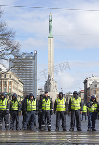毕业纪念手册摄影照片_警察在拉脱维亚里加的自由纪念碑前排队