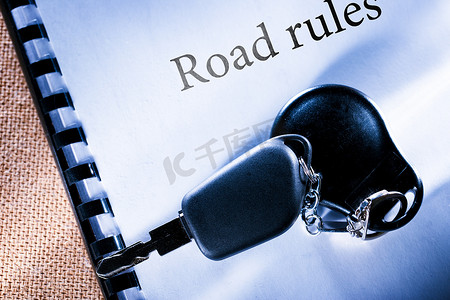 注意事项标题摄影照片_道路规则和车钥匙