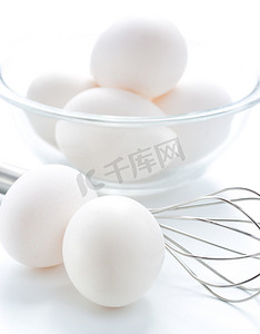 厨具打蛋器插画摄影照片_打蛋器和新鲜鸡蛋