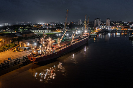 夜间停靠码头等待装货的运输船