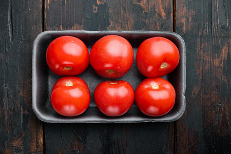 红色西红柿，在深色木质背景上，带有文本复制空间