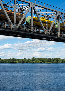 货运铁路摄影照片_货运列车铁路桥的跨度