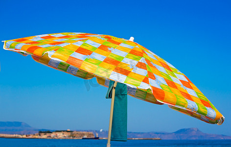 沙滩衣服摄影照片_沙滩上的遮阳伞和衣服