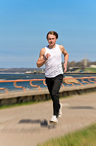 海洋模糊摄影照片_运动模糊：运动年轻男性跑步