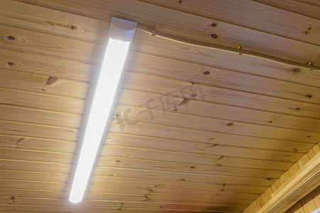 led照明灯摄影照片_包括木镶板天花板上的日光灯