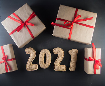 复古包装纸摄影照片_带有 2021 年数字和牛皮纸礼盒的圣诞背景