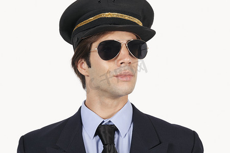 白色背景下身穿制服的年轻男飞行员特写