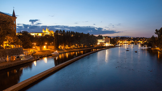 Hradcany 晚上全景与布拉格城堡、查理大桥和伏尔塔瓦河，布拉格，捷克
