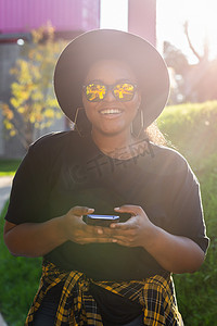 在城市-z 世代和城市概念中浏览社交网络的快乐非洲裔美国年轻女性的特写