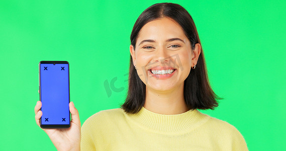 快乐的女人、电话和绿色屏幕上的模型，带有用于在工作室背景下做广告的跟踪标记。