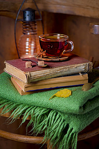 复古花纹摄影照片_木椅上的茶、书和格子花呢家居室内复古装饰