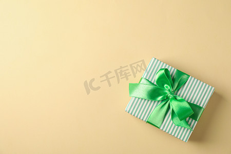 礼盒绿色摄影照片_彩色背景、顶视图和文本空间上带绿色丝带的礼盒