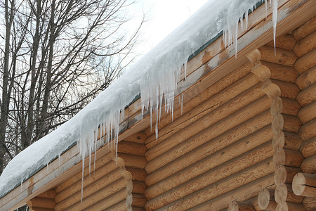 大冰柱悬挂在木屋的屋顶上。