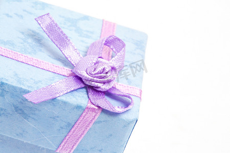 关闭有紫色丝带的蓝色礼物盒