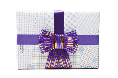 有大蝴蝶结丝带的礼物盒