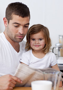 父亲和女儿一起看报纸