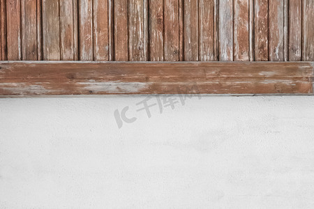 白色背景水泥混凝土墙面纹理背景设计空白空模板上剥漆的旧棕色木板