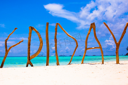 热带岛屿上完美的白色沙滩和绿松石海，木字写成星期五